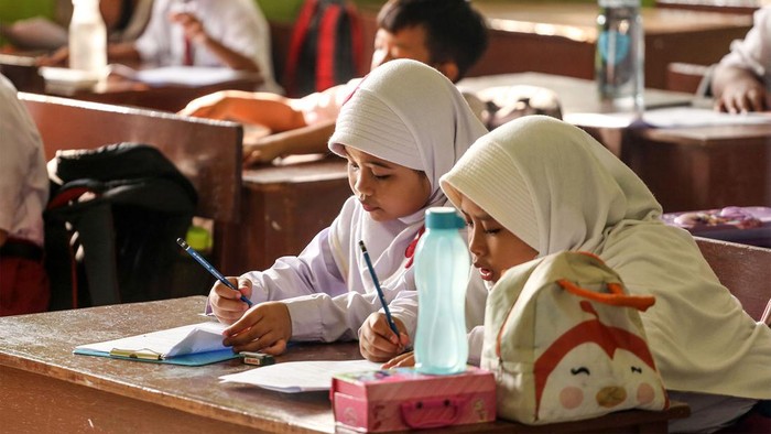 183 Siswa Ikut UAS Sebelum Terusir dari SDN Pocin 1 Guru pengawas memberikan kertas ujian Penilaian Akhir Semester (PAS) di SDN Pondok Cina 1, Depok, Jawa Barat, Selasa (6/12/2022). Pekan ujian Penilaian Akhir Semester (PAS) yang berlangsung sampai 9 Desember tersebut menjadi pekan terakhir para siswa berkegiatan belajar mengajar sebelum direlokasi ke SDN Pocin 3 dan SDN Pocin 5 dikarenakan lahan sekolah itu akan dijadikan masjid. ANTARA FOTO/Asprilla Dwi Adha/rwa.
