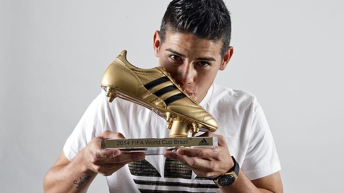 MADRID, SPAIN - AUGUST 08: Footballer James Rodriguez receives his adidas Golden Boot Trophy at Real Madrids Valdebebas in recognition of scoring the most goals during the 2014 FIFA World Cup on August 8, 2014 in Madrid, Spain.  (Photo by Antonio Villalba/Real Madrid via Getty Images)