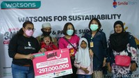 Country Manager Smile Train Indonesia Deasy Larasati, Presiden Direktur Watsons Indonesia Lilis Mulyawati dan dr. Sri Diana Ginting Suka, MARS, FISQua berfoto dengan perwakilan keluarga pasien usai menerima penyerahan donasi Watsons kepada Smile Train Indonesia pada program CSR dengan tema Give a Smile di RS Hermina Podomoro Sunter, Jakarta Utara, Selasa (6/12/2022).