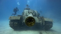 Tank yang sudah tak fungsi itu sengaja ditenggelamkan dan dialihfungsi untuk terumbu buatan.  