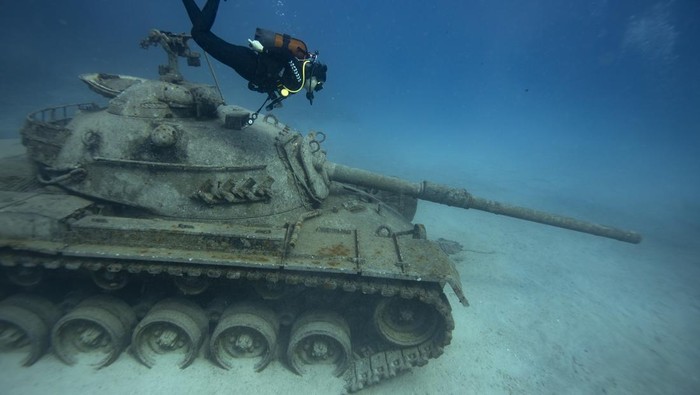 ANTALYA, TURKIYE - DECEMBER 04: A view of sunken tank which promotes scuba diving tourism with its location at an artificial reef of Guvercin Island region of Kas district of Antalya, Turkiye on December 04, 2022. The sunken tank, situated at a depth of around 15 meters, is visible to both seasoned divers and those undergoing basic diving training. (Photo by Mahmut Serdar Alakus/Anadolu Agency via Getty Images)