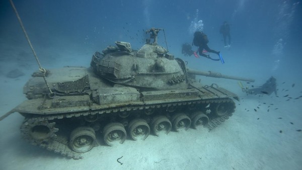 Selain itu, peletakan tank disebut untuk mempromosikan wisata scuba diving di Pulau Guvercin.  