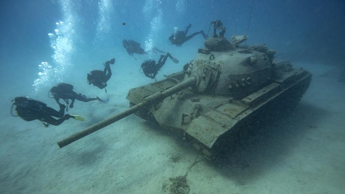 ANTALYA, TURKIYE - DECEMBER 04: A view of sunken tank which promotes scuba diving tourism with its location at an artificial reef of Guvercin Island region of Kas district of Antalya, Turkiye on December 04, 2022. The sunken tank, situated at a depth of around 15 meters, is visible to both seasoned divers and those undergoing basic diving training. (Photo by Mahmut Serdar Alakus/Anadolu Agency via Getty Images)