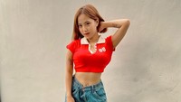 Afirapila ternyata tak cuma jago nyanyi, tapi bisa main alat musik, seperti gitar hingga biola. (Foto: dok Instagram)