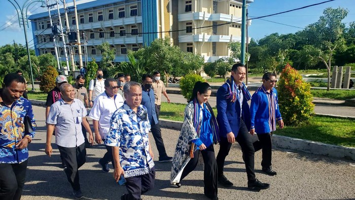 Ketua Umum (Ketum) Partai Demokrat Agus Harimurti Yudhoyono (AHY) dan rombongan tiba di Kupang, Nusa Tenggara Timur (NTT) dengan jet pribadi. AHY dan rombongan yang tiba di Bandara Internasional El Tari Kupang, Selasa (6/12/2022) pukul 10.57 Wita, disambut tutur adat dan tarian khas Sumba.
Masyarakat tampak menyambut meriah kedatangan AHY dan sang istri Annisa Pohan, banyak yang minta bersalaman dan foto bersama. Para tua adat dari suku Timor turut ambil bagian.