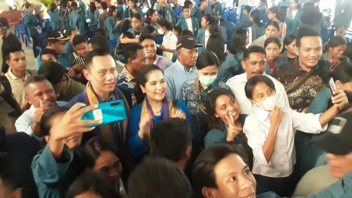 AHY dan Annisa Pohan berfoto bareng mahasiswa di Kupang Selasa (6/12/2022).