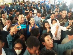 AHY-Annisa Pohan Diserbu Ratusan Mahasiswa Unwira Kupang