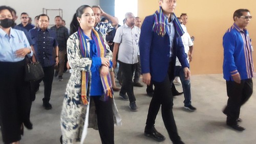 AHY bersama istrinya Annisa Pohan di kampus Unwira Kupang Selasa (6/12/2022).