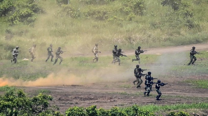 AJANG SILATURAHMI MILITER INTERNASIONAL Sejumlah prajurit TNI AD dan US Army melemparkan topi bersama dalam latihan Super Garuda Shield 2022.
