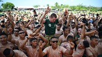 Mereka melebur dalam suasana kekerabatan, menyingkirkan kecanggungan dan berbaur menjadi satu.