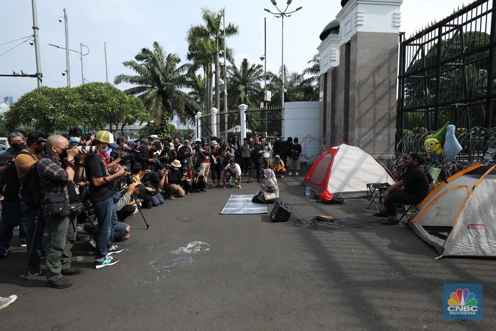 Sejumlah massa dari koalisi masyarakat sipil melakukan aksi tolak pengesahan Rancangan Kitab Undang-Undang Hukum Pidana (RKUHP) di depan gedung DPR RI, Jakarta, Selasa (6/12/2022). (CNBC Indonesia/Tri Susilo)