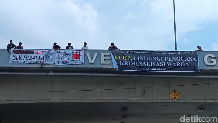 Aktivis di Medan saat membentangkan spanduk penolakan pengesahan RKUHP (Goklas/detikSumut)