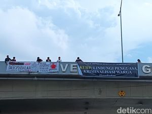 Aktivis Bentang Spanduk Penolakan RKUHP di Flyover Jamin Ginting Medan