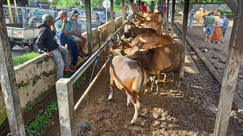 Aktivitas di Pasar Bebandem, Karangasem, Bali, Selasa (6/12/2022).