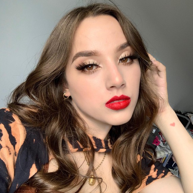 3. Dalam video yang ramai beredar, Andrea tampak kesulitan saat mencoba melepaskan mikrofon tersebut, hingga akhirnya dia duduk terjatuh. Foto: Facebook/ Andrea Victor