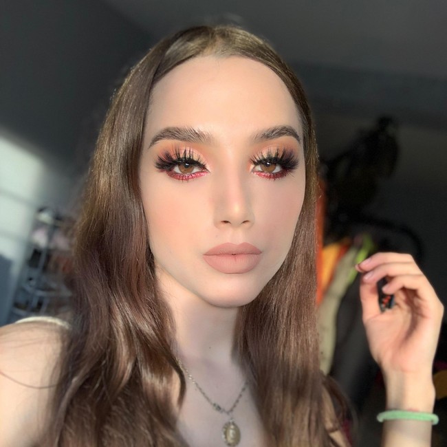 Andrea Granados Victor, finalis kontes kecantikan Miss Sahuayo 2022 sedang tampil di panggung, mengenakan kostum nasional, saat dirinya tersengat listrik. Foto: Facebook/ Andrea Victor