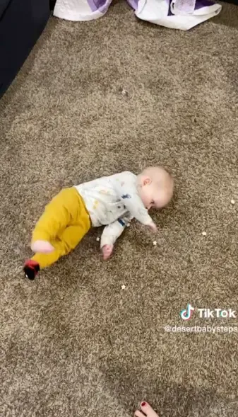 Aneh! Ibu Ini Ajarkan Anaknya Makan di Lantai Seperti Ayam