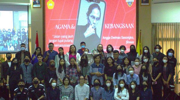 Angga Dwimas Sasongko isi kuliah umum.