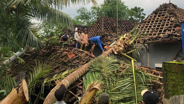 Angin puting beliung menerjang beberapa pedukuhan di Kalurahan Selopamioro, Kapanewon Imogiri, Kabupaten Bantul, Selasa (6/12/2022).
