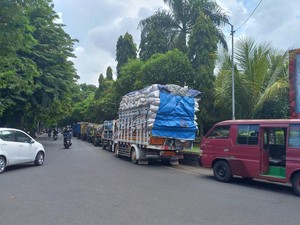 Antrean Isi Solar di SPBU Buleleng Mengular ke Jalan Raya-Bikin Macet