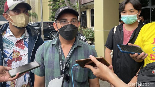 Ayah kandung balita yang tewas dianiaya di apartemen Jaksel, inisial FP (Silvia/detikcom)