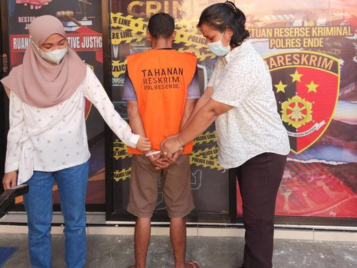 Tersangka pemerkosa anak kandung berinisial KA (38) usai diamankan di Mapolres Ende