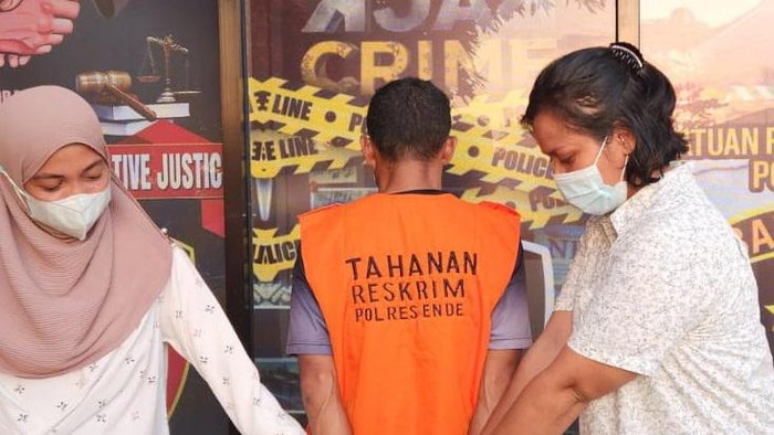 KA (38) Tersangka Pemerkosa Anak di Ende usai diamankan polisi