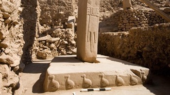 Gobekli Tepe: Lebih dari 11.000 tahun yang lalu, pada akhir Zaman Batu, para pemburu-pengumpul masih hidup nomaden. Mereka belum terbiasa dengan gaya hidup pertanian yang menjadi basis kota-kota kita saat ini. Namun situs arkeologi di Turki ini sempat menimbulkan keraguan mengenai kronologi itu, karena memiliki pilar-pilar besar dengan ukiran binatang, cincin batu, dan banyak ruangan berbentuk persegi panjang. Ini mungkin merupakan arsitektur tertua yang diketahui di dunia, dan banyak peneliti berpendapat bahwa ini mungkin merupakan kompleks keagamaan. Foto: © DAI, Göbekli Tepe Project