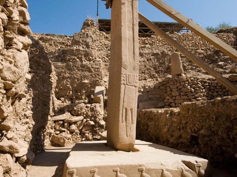 Bagian dalam area penggalian utama Gobekli Tepe, tiang batu kapur (kini disangga) dan relief hewannya.