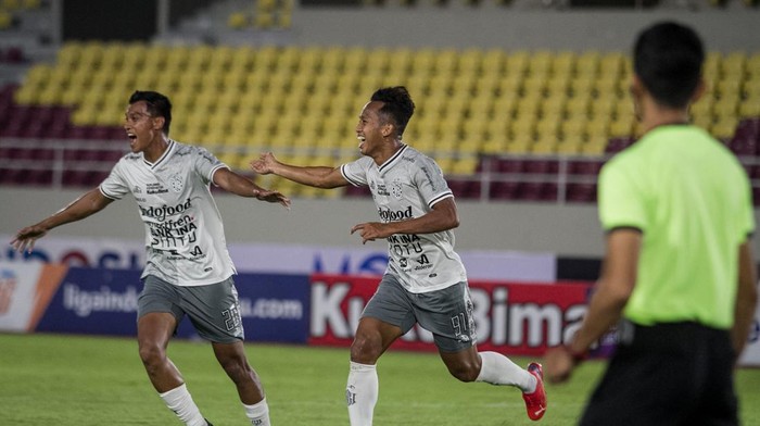 Pesepak bola Persita Tangerang Mario Jardel (kanan) berebut bola dengan pesepak bola Bali United FC Jean Marie Privat Befolo Mbarga (kiri) pada pertandingan BRI Liga 1 di Stadion Manahan, Solo, Jawa Tengah, Senin (5/12/2022). Bali United FC mengalahkan Persita Tangerang dengan skor 3-2.