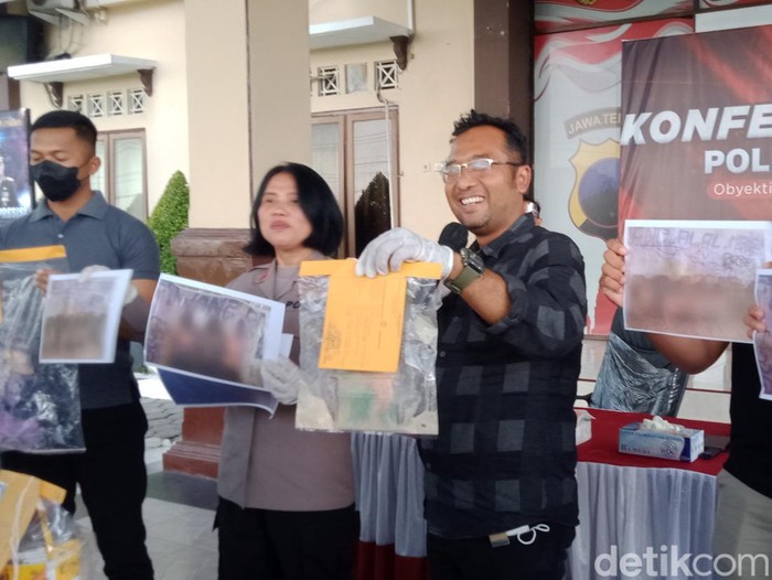 Barang bukti aksi corat-coret dinding proyek tol Jogja-Solo yang diamankanPolres Klaten, Selasa (6/1/2022).