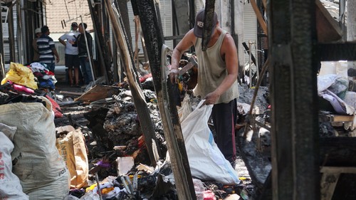 Beberapa pedagang mulai membereskan puing di lokasi mereka jualan di Pasar Mengwi, Selasa (6/12/2022). Foto: Agus Eka