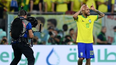 Bersandal Jepit, Neymar Rayakan Kemenangan Brasil Atas Korsel