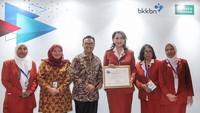 Ketua Umum Kongres Wanita Indonesia (Kowani) Giwo Rubianto Wiyogo (ketiga kanan) bersama pengurus foto bersama Kepala Badan Kependudukan dan Keluarga Berencana Nasional (BKKBN) Hasto Wardoyo (ketiga kiri) saat Forum Nasional Stunting 2022 di Hotel Shangrila, Jakarta, Selasa (6/12/22).