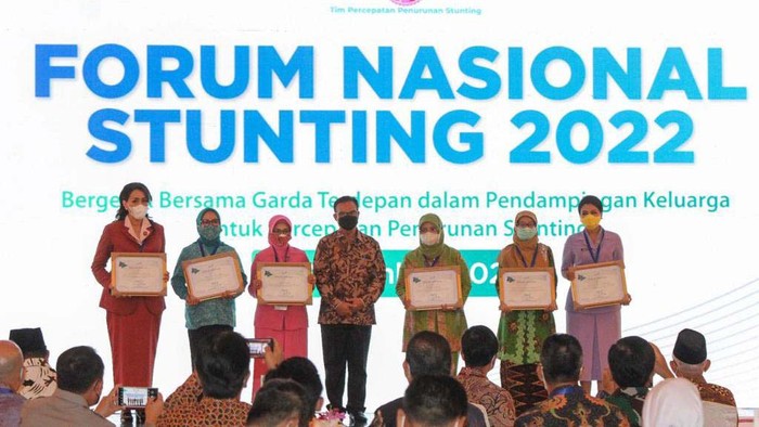 Badan Kependudukan dan Keluarga Berencana Nasional (BKKBN) gelar Forum Nasional Stunting 2022 di Jakarta. Kowani terima piagam apresiasi dalam forum ini.