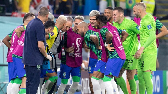 DOHA, QATAR - DECEMBER 05: Richarlison of Brazil celebrates with team mates and Head Coach Tite Bacchi after scoring his goal ,during the FIFA World Cup Qatar 2022 Round of 16 match between Brazil and South Korea at Stadium 974 on December 5, 2022 in Doha, Qatar. (Photo by MB Media/Getty Images)