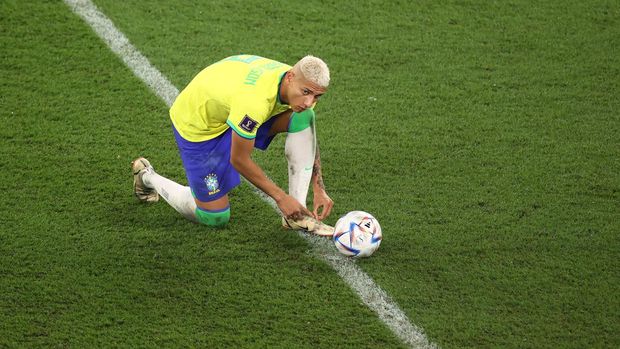 DOHA, QATAR - DECEMBER 05: Richarlison of Brazil ties his shoelaces during the FIFA World Cup Qatar 2022 Round of 16 match between Brazil and South Korea at Stadium 974 on December 05, 2022 in Doha, Qatar. (Photo by Robert Cianflone/Getty Images)