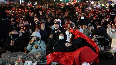Brr... Saat Warga Seoul Nobar Korsel Vs Brasil di Tengah Jalan Bersalju