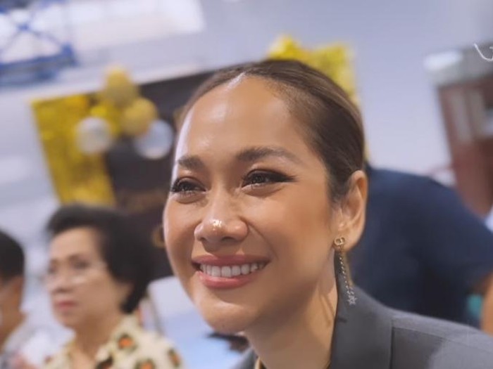 bunga citra lestari saat menghadiri kelulusan sang buah hati.