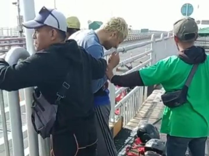 bunuh diri suramadu