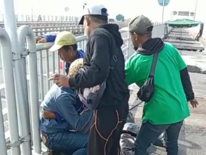 bunuh diri suramadu