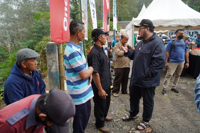 Bupati Kediri Hanindhito Himawan Pramana berencana untuk membuat jalan alternatif untuk memendekkan jarak menuju Air Terjun Dholo.