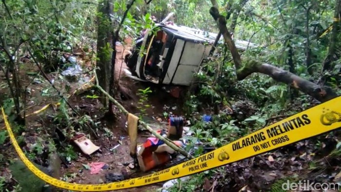 bus masuk jurang magetan