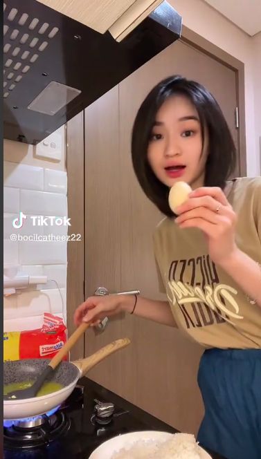 Chateez pecahkan telur dengan cara digunting
