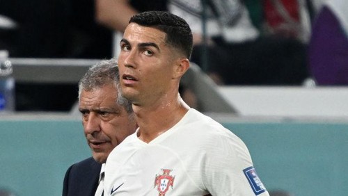 02 December 2022, Qatar, Al-Rajjan: Soccer, World Cup, South Korea - Portugal, preliminary round, Group H, match day 3, at Education City Stadium in Al-Rajjan, Portugals Cristiano Ronaldo is substituted by Portugal coach Fernando Santos (l). Photo: Robert Michael/dpa (Photo by Robert Michael/picture alliance via Getty Images)