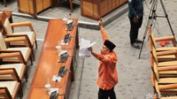 Iskan tidak terima, lantas dia meminta waktu untuk melanjutkan interupsinya. Dasco lalu menimpali Iskan. Dia menegaskan tidak bisa menerima usul pencabutan pasal dalam paripurna. Iskan kemudian menimpali. Dia mengancam jika tidak dikasih waktu akan keluar dari rapat.