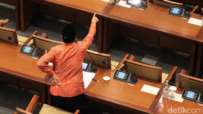 Debat Panas RKUHP, Anggota PKS Walk Out Debat panas terjadi antara Wakil Ketua DPR Sufmi Dasco Ahmad dengan Anggota Fraksi PKS Iskan Qolba Lubis di rapat paripurna pengesahan RKUHP. Debat itu terjadi saat Iskan memberikan interupsi di rapat paripurna saat membahas pengesahan RKUHP di Kompleks Parlemen Senayan, Jakarta, Selasa (6/12/2022).