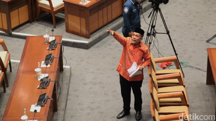 Debat Panas RKUHP, Anggota PKS Walk Out Debat panas terjadi antara Wakil Ketua DPR Sufmi Dasco Ahmad dengan Anggota Fraksi PKS Iskan Qolba Lubis di rapat paripurna pengesahan RKUHP. Debat itu terjadi saat Iskan memberikan interupsi di rapat paripurna saat membahas pengesahan RKUHP di Kompleks Parlemen Senayan, Jakarta, Selasa (6/12/2022).