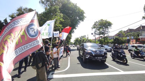 Aksi penyampaian aspirasi oleh Frontier Bali untuk penolakan pasal penghinaan presiden di RKUHP di Monumen Perjuangan Rakyat Bali Bajra Sandhi, Kota Denpasar, Selasa (6/12/2022).