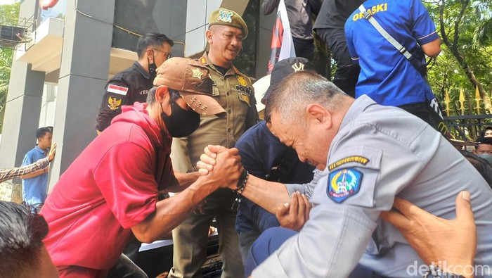 Demo penyesuaian tarif taksi online di depan Kantor Gubernur Sulsel.